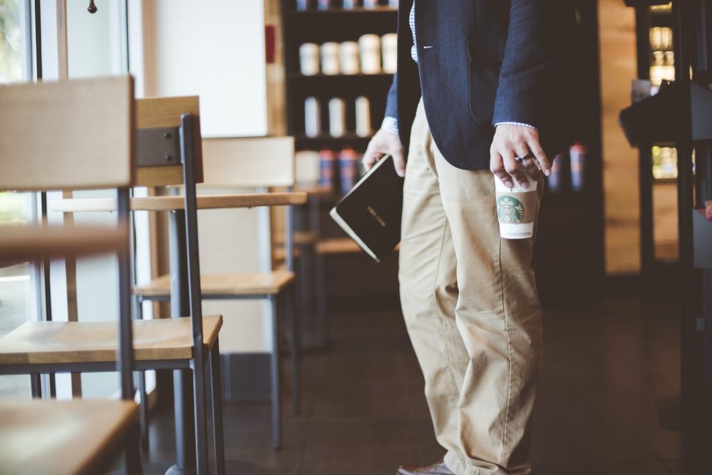スタバでコーヒーをテイクアウトする男性